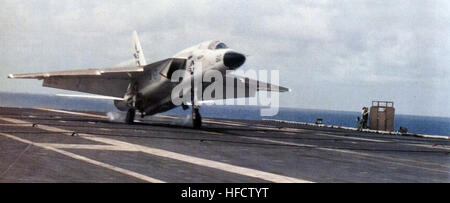 Gli aerei RA-5C Vigilante dello squadrone RVAH-7 atterrano sulla USS Ranger (CV-61) durante le operazioni di portaerei nel 1979, effettuando missioni di ricognizione e supporto alla flotta. Foto Stock
