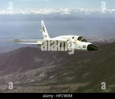 Un aereo RA-5C Vigilante del Reconnaissance Attack Squadron 7 (RVAH-7), assegnato alla USS Ranger CV 61 nel 1979, è raffigurato in una vista aerea di tre quarti. Lo Squadron RVAH-7 fu dismesso nell'ottobre 1979 e il RA-5C Vigilante fu ritirato lo stesso anno, segnando la fine del suo servizio operativo. Foto Stock