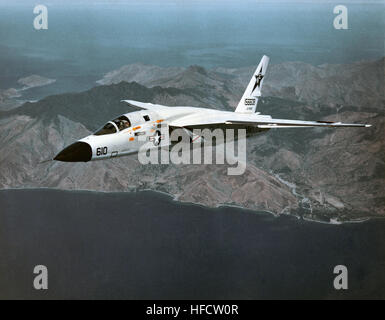 Un aereo RA-5C Vigilante dello Squadron RVAH-7 è in volo vicino alla USS Ranger (CV 61) nel 1979, eseguendo operazioni di ricognizione e attacco tattico basate sulle portaerei prima del ritiro dello Squadron. Foto Stock