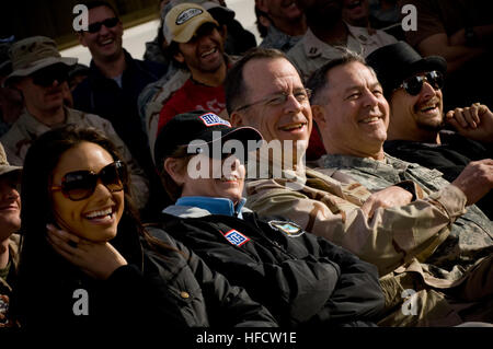 071218-N-0696M-070 LSA, Kuwait (dec. n. 18, 2007) - Miss USA Rachel Smith, Deborah Mullen, Presidente del Comune di capi di Stato Maggiore della Marina Militare, ADM. Mike Mullen, Lt. Gen Whitcomb, commander, U.S. Esercito comando centrale e Kid Rock godetevi la commedia di Robin Williams durante il 2007 OSU Tour Vacanza Smetta al LSA Kuwait, Dic 18, 2007. Lungo con Smith, Williams e Rock tour host Mullen è stato affiancato da comici Lewis in bianco e nero e 7 volte vincitore del Tour de France Lance Armstrong su 15-stop, 7-country tour ringraziando il avanti le truppe dispiegate per il loro sacrificio e il servizio. DoD foto di comunicazione di massa Spec Foto Stock