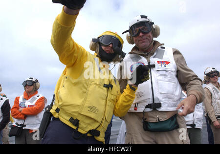 040722-N-4776G-126 Oceano Pacifico (Luglio 22, 2004) - Aviazione Boatswain Mate della manipolazione di prima classe Dennis D. Parker spiega le navi aeromobili sistema catapulta per attore Tom Selleck sul ponte di volo a bordo della USS Ronald Reagan (CVN 76). Tom Selleck è stato a bordo di Reagan per accogliere l'equipaggio shipÕs alla Naval Air Station North Island, San Diego, California Homeporting cerimonie per la NavyÕs più nuovi e tecnologicamente più avanzato per la portaerei ospiterà vari dignitari, compresi Nancy Reagan, membri del Congresso, di funzionari statali e varie celebrità. Reagan è comandato da Capt. James A. S Foto Stock