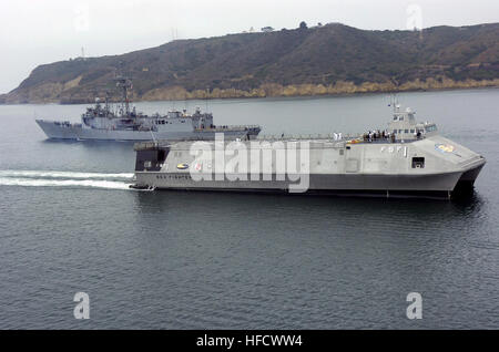 La US Navy (USN) Superficie litorale Craft-Experimental (LSC(X)), sviluppato dall'Ufficio di ricerca navale e battezzata MARE FIGHTER (FSF-1), passa l'USN Oliver Hazard Perry classe fregata USS RENTZ (FFG 46) come arriva al suo nuovo homeport a San Diego, California (CA). Ad alta velocità catamarano in alluminio si prova una varietà di tecnologie che consentano la marina a operare in acque del litorale. Con un equipaggio di base di 26 persone, Mare Fighter fornirà anche una piattaforma per la valutazione di minimo di manning concetti sul futuro navale navi di superficie. Rentz e FSF-1 Foto Stock