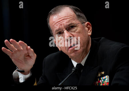 Matricola 100617-N-0696M-238 Adm. Mike Mullen, presidente del Comune di capi di Stato Maggiore testimonia in un'audizione il Comitato delle forze armate del senato sul nuovo trattato di riduzione delle armi strategiche (START) e le implicazioni per la sicurezza nazionale programmi su Giugno 17, 2010 al Senato Dirksen Edificio per uffici a Washington D.C. Mullen è stato affiancato in udienza dal Segretario di Stato Hillary Rodham Clinton, il Segretario della Difesa Robert M. Gates e segretario dell'energia, il dottor Steven Chu a testimonianza di un nuovo USA-Russia armi nucleari trattato. (DoD foto di comunicazione di massa specialista Ciad J. McNeeley/RILASCIATO) Adm. Mike mul Foto Stock