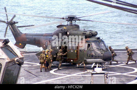 Repubblica di Singapore Air Force Eurocopter AS332 Super Puma sulla USS Rushmore durante CARAT 2001 - 20010720 Foto Stock