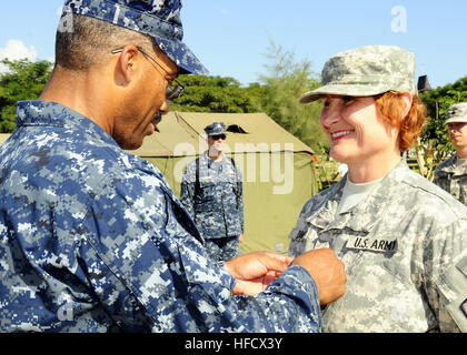 Il cap. Jesse A. Wilson, comandante della missione di partenariato Pacifico 2011, promuove l'esercito ufficiale della riserva Il Mag. Linda Davis. Pacific Partnership è una assistenza umanitaria iniziativa che promuova la cooperazione in tutto il Pacifico, che si recherà in visita in cinque nazioni insulari questa estate: Tonga, Vanuatu, Papua Nuova Guinea, Timor orientale e gli Stati Federati di Micronesia. (Foto: Seaman John Grandin) esercito della riserva infermiera da Indiana partecipa alla missione umanitaria nel Sud Pacifico 110621-N-BC134-070 Foto Stock