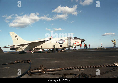 Ponte di volo equipaggio eseguono un controllo di preflight su una luce squadrone fotografica 206 (VFP-206) RF-8G Crusader aerei dell'aria navale a bordo di riserva di energia nucleare portaerei USS Dwight D. Eisenhower CVN (69). RF-8G Crusader VFP-206 USS Eisenhower 1985 Foto Stock