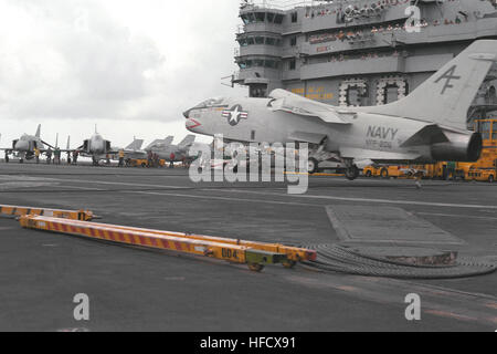 Un RF-8G Crusader aerei di ricognizione fotografica Squadron Two-Zero-sei (VFP-206) è in procinto di prendere il cavo di arresto durante un atterraggio a bordo dell'energia nucleare portaerei USS Dwight D. Eisenhower (CVN-69). RF-8G VFP-206 sbarco sulla USS Eisenhower (CVN-69) 1985 Foto Stock