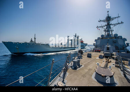 140508-N-EI510-250 U.S. 5TH FLOTTA AREA DI RESPONSABILITÀ (8 maggio 2014) le visite-missile destroyer USS Truxtun (DDG 103) conduce a una ricostituzione in mare con il Royal Fleet onda ausiliaria-classe fast fleet tanker RFA righello di onda (A 390). Truxtun viene distribuito come parte del George H.W. Bush Carrier Strike gruppo sostenere le operazioni di sicurezza marittima e di teatro la cooperazione in materia di sicurezza gli sforzi negli Stati Uniti Quinta Flotta area di responsabilità. (U.S. Foto di Marina di Massa lo specialista di comunicazione di terza classe Scott Barnes/RILASCIATO) RFA righello di onda (A390) refuels USS Truxtun (DDG-103) nel 2014 Foto Stock