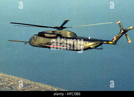 Un aria-aria - Vista laterale sinistra di un RH-53D Sea Stallion elicottero elicottero contromisure Mine Squadron 12 (HM-12). RH-53D HM-12 in volo vicino a Cape Hatteras 1982 Foto Stock