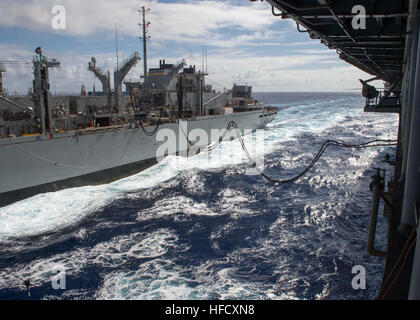 L'assalto anfibio nave USS Peleliu (LHA 5), destra, riceve il carburante e i materiali di consumo durante un rifornimento in mare con il combattimento veloce nave appoggio USNS Rainer (T-AOE 7) nell'Oceano Pacifico il 24 giugno 2014. Le navi erano in rotta per partecipare al bordo del pacifico esercizio 2014, U.S. Flotta del pacifico-hosted multinazionale biennale esercizio marittimo progettato per promuovere e sostenere la cooperazione internazionale sulla sicurezza degli oceani di tutto il mondo. (U.S. Foto di Marina di Massa lo specialista di comunicazione 2a classe Amanda R. Gray/RILASCIATO) RIMPAC 2014 140624-N-UD469-358 Foto Stock