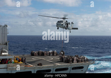 Un U.S. Navy MH-60S Seahawk elicottero assegnato al mare in elicottero Combat Squadron (HSC) 4 recupera il carico dal combattimento veloce nave appoggio USNS Rainer (T-AOE 7) per offrire all'assalto anfibio nave USS Peleliu (LHA 5), non mostrati, nell'Oceano Pacifico durante un rifornimento verticale 24 Giugno 2014. Le navi erano in rotta per partecipare al bordo del pacifico esercizio 2014, U.S. Flotta del pacifico-hosted multinazionale biennale esercizio marittimo progettato per promuovere e sostenere la cooperazione internazionale sulla sicurezza degli oceani di tutto il mondo. (U.S. Foto di Marina di Massa lo specialista di comunicazione Foto Stock