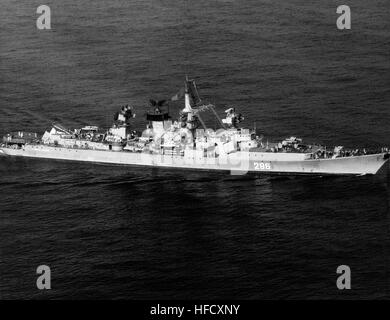 Un' antenna dritta vista di prua di un sovietico Kresta II classe missile cruiser. AdmiralMakarov1985 Foto Stock