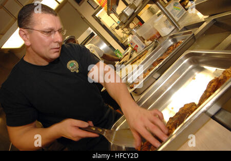 Food Network star e il rinomato Chef Robert Irvine prepara il pesce al forno per una cena speciale in collaborazione con gli Stati Uniti Stazione navale di Guantánamo Bay Marina del cliente Exchange apprezzamento Weekend, nov. 1, 2008. Irvine e il suo equipaggio preparato un buffet cena gourmet per 400 Naval Station personale e Joint Task Force Guantanamo Troopers. JTF Guantanamo conduce al sicuro, umano, legale e trasparente di cura e custodia dei detenuti combattenti ostili, compresi quelli condannati dalla commissione militare e quelli ordinati rilasciato. La JTF conduce la raccolta di intelligence, analisi e diffusione per Foto Stock