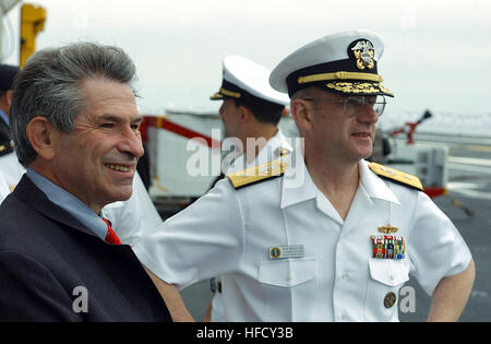 L' onorevole Paul Wolfowitz (sinistra) Vice Segretario della Difesa (DEPSECDEF) e US Navy (USN) ammiraglio posteriore (RADM) (metà superiore) Robert Moeller, Comandante Ronald Reagan Strike gruppo, attendere sul ponte di volo della USS RONALD REAGAN CVN (76) per l'arrivo dei dignitari per celebrare la nave di homecoming. La portaerei è arrivato nella sua nuova homeport della Naval Air Station North Island (NASNI), California (CA), dopo due mesi di viaggio intorno alla punta del sud America e la partecipazione ad esercitazioni a supporto di impulso di estate 2004 con il Sud America le forze navali. Robert T. Moeller Foto Stock