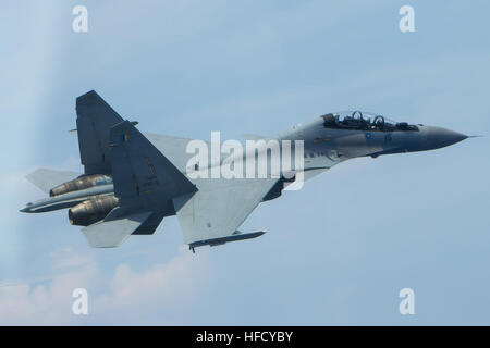 150510-N- ZZ070-002 sul Mare del Sud della Cina (10 maggio 2015) A Royal Malaysian Air Force SU-30MKM/il flanker H, vola sopra la portaerei USS Carl Vinson (CVN 70) durante un bi-laterale Esercizio finalizzato a promuovere l'interoperabilità con il malese Royal Military. La Carl Vinson Strike gruppo è distribuito negli Stati Uniti 7 flotta area di operazioni il supporto di sicurezza e stabilità nella Indo-Asia-regione del Pacifico. (U.S. Navy foto di tenente Jonathan Pfaff/RILASCIATO) Royal Malaysian Air Force Sukhoi Su-30MKM sul Mare della Cina del Sud nel maggio 2015 Foto Stock