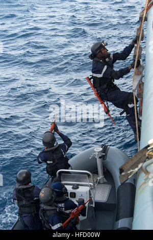 150425-N-TC720-035 OCEANO ATLANTICO (25 aprile 2015) i membri dell'esercito senegalese imbarcarsi marina portoghese frigate Bartolomeu Dias (F-333) per una visita, scheda, ricerca e sequestro praticare durante la fase di esercizio del Sahara Express 2015, 25 aprile. Saharan Express è un U.S. Africa Command-sponsorizzato multinazionale esercizio marittimo progettato per aumentare la sicurezza marittima e la sicurezza nelle acque dell'Africa occidentale. (U.S. Foto di Marina di Massa lo specialista di comunicazione di terza classe Mat Marzo/RILASCIATO) Saharan Express 2015 150425-N-TC720-035 Foto Stock