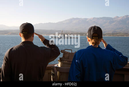 SOUDA BAY, Grecia (Novembre 2, 2016) - Lt. James Black, sinistra e Alfiere Michelle Nelson a bordo della USS Carney (DDG 64) rendere onore a USS Ross (DDG 71) lasciando porto di Souda Bay, Grecia nov. 2, 2016. Carney, un Arleigh Burke-class guidato-missile distruttore, distribuita a Rota, Spagna, sta conducendo una pattuglia di routine negli Stati Uniti Sesta flotta area di operazioni a sostegno degli Stati Uniti per gli interessi di sicurezza nazionali in Europa. (U.S. Navy foto di Sottufficiali di terza classe Weston Jones/rilasciato)161102-N-ZE250-067 Unisciti alla conversazione: http://www.navy.mil/viewGallery.asp http://www.facebook.com/USNavy http: Foto Stock