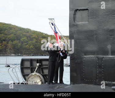 161029-N-HI707-238 Groton, Connecticut. (Ott. 29, 2016) velisti assegnati alla USS Illinois (SSN 786) sollevare il ensign nazionale a bordo della USS Illinois durante la sua messa in servizio sulla cerimonia navale Base sottomarina di New London, Ott. 29. USS Illinois è la U.S. NavyÕs xiii Virginia-Class sottomarino di attacco e la quarta nave prende il nome per lo stato di Illinois. (U.S. Navy foto di Chief Petty Officer Darryl I. legno/RILASCIATO) velisti assegnati alla USS Illinois (SSN 786) sollevare il ensign nazionale a bordo della USS Illinois durante la sua messa in servizio cerimonia (30013822223) Foto Stock