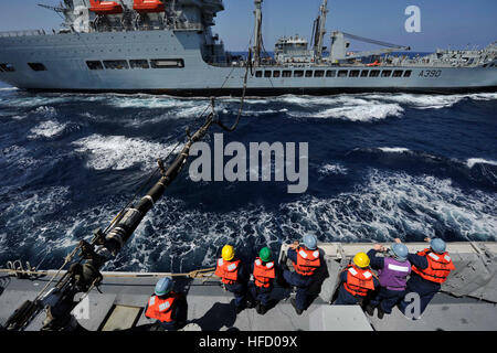 Mare Arabico (nov. 6, 2012) marinai a bordo guidato-missile destroyer USS Jason Dunham (DDG 109) condurre a una ricostituzione in mare con la Royal Navy ausiliario della flotta fast fleet tanker RFA righello di onda (A390). Jason Dunham è distribuito negli Stati Uniti Quinta Flotta area di responsabilità condurre le operazioni di sicurezza marittima, teatro la cooperazione in materia di sicurezza gli sforzi e le missioni di sostegno per l'Operazione Enduring Freedom. (U.S. Foto di Marina di Massa lo specialista di comunicazione 2a classe Deven B. King/RILASCIATO) 121106-N-XQ375-156 Unisciti alla conversazione http://www.facebook.com/USNavy http://www.twitter.com/USNavy http:// Foto Stock