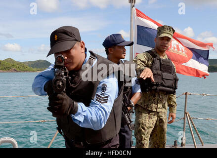 SATTAHIP, Thailandia (7 giugno 2013) Capo di Boatswain Mate Elias ino, assegnato a marittimo gli affari civili e di sicurezza comando di formazione, insegna armi tattiche per Royal Thai Navy marinai durante una visita, scheda, ricerca e sequestro evento di formazione tenutosi a sostegno della cooperazione a galla la prontezza e la formazione (Carati) Thailandia 2013. Più di 1.200 marinai e Marines partecipano in CARAT Thailandia. Carato è una serie di accordi bilaterali di esercitazioni militari tra Stati Uniti La marina e le forze armate del Bangladesh, Brunei, Cambogia, Indonesia, Malaysia, Filippine, Singapore, Thailandia e Timor Est. Foto Stock