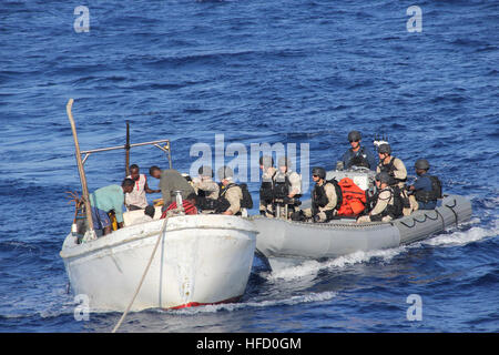 Oceano Indiano (nov. 19, 2013) una visita, scheda, ricerca e sequestro team dall'guidato-missile destroyer USS Bainbridge (DDG 96) assistere filamento pescatore somala . I pescatori si è verificato un guasto del motore vicino alla Somalia. Bainbridge fornito cibo e acqua ai pescatori e trainato la nave per le acque territoriali. (U.S. Navy foto di Lt .J.G. Pietro Pagano/RILASCIATO) 131119-N-ZZ999-001 Unisciti alla conversazione http://www.navy.mil/viewGallery.asp http://www.facebook.com/USNavy http://www.twitter.com/USNavy http://navylive.dodlive.mil http://pinterest.com https://plus.google.com marinai da USS Bain Foto Stock