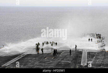 Oceano Pacifico (nov. 15, 2012) i marinai a bordo della portaerei USS Nimitz CVN (68) prendere parte in un contatore di misurare il lavaggio sul ponte di volo. Nimitz completato con successo la nave è Joint Task Force Esercizio (JTFEX), progettato per eseguire il test di un gruppo di colpire la capacità di operare in ambienti ostili e ambienti complessi con altri Stati uniti e le forze della coalizione. (U.S. Foto di Marina di Massa lo specialista di comunicazione di terza classe Chris Bartlett/RILASCIATO) 121115-N-KE148-053 Unisciti alla conversazione http://www.facebook.com/USNavy http://www.twitter.com/USNavy http://navylive.dodlive.mil marinai di partecipare al ponte di volo Foto Stock