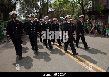 L'equipaggio del dock anfibio sbarco nave USS Whidbey Island (LSD) 41 marzo nella savana e la festa di San Patrizio Parade. Whidbey Island si trova a Savannah per una porta di routine visita dal loro homeport a Naval Amphibious Base Little Creek, Va. marinai partecipare a Savannah per il giorno di San Patrizio parade 120317-N-FG395-068 Foto Stock