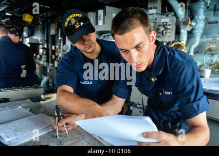 Golfo Arabico (20 giugno 2013) Quartermaster marinai Daniel Mascilli, sinistra e Stephen Racz trama il corso delle visite-missili cruiser USS Monterey (CG 61). Il Monterey è implementato il supporto le operazioni di sicurezza marittima e di teatro la cooperazione in materia di sicurezza gli sforzi negli Stati Uniti Quinta Flotta area di responsabilità. (U.S. Foto di Marina di Massa lo specialista di comunicazione di terza classe Billy Ho/RILASCIATO) 130620-N-QL471-124 Unisciti alla conversazione http://www.facebook.com/USNavy http://www.twitter.com/USNavy http://navylive.dodlive.mil http://pinterest.com http://plus.google.com grafico di marinai della nave di corso. (9135089 Foto Stock