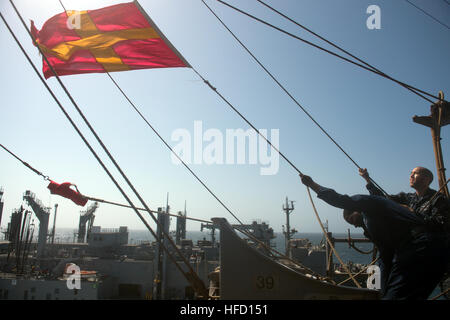 Golfo di Aden (Agosto 20, 2013) Quartermaster 2a classe, destra e intendente di prima classe Kennath Freeman alzare la bandiera Romeo come il dock anfibio sbarco nave USS Carter Hall (LSD 50) tira a fianco dei militari di comando Sealift carichi secchi e munizioni nave USNS Cesar Chavez (T-AKE 14) per un rifornimento in mare. Carter Hall è parte dell'anfibio Kearsarge pronto il gruppo e con la avviato 26 Marine Expeditionary Unit (ventiseiesima MEU), è distribuito come supporto di le operazioni di sicurezza marittima e di teatro la cooperazione in materia di sicurezza gli sforzi negli Stati Uniti Quinta Flotta area di responsabilità. (U.S. Navy p Foto Stock