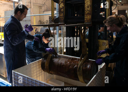 WASHINGTON (30 maggio 2013) un team archeologico dalla storia navale e Patrimonio Commandat Washington Navy Yard, si prepara a memorizzare una sezione del tardo XIX secolo Howell siluro in uno scomparto di dissalazione. Il siluro è stato scoperto da un team di Marina i delfini al largo di San Diego ed è programmato per subire mesi di restauro al Washington Navy Yard. (U.S. Foto di Marina di Massa lo specialista di comunicazione 2a classe David Cothran/RILASCIATO) 130530-N-AH647-071 Unisciti alla conversazione http://www.facebook.com/USNavy http://www.twitter.com/USNavy http://navylive.dodlive.mil http://pinterest Foto Stock