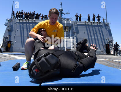 Oceano Pacifico (16 luglio 2016) - informazioni per il tecnico di sistemi di terza classe Elissa Burk, assegnato all'Arleigh Burke-class guidato-missile destroyer USS Shoup (DDG 86), mostra personale a prendere le procedure dopo essere stato contaminato wth oleoresina spray di capsaicina nel corso di una forza di sicurezza conformità esercitazione, durante il cerchio del Pacifico 2016. Venti-sei nazioni, più di 40 navi e sottomarini, più di 200 aerei e 25.000 personale partecipano RIMPAC dal 30 giugno al 4 agosto, in e intorno alle Isole Hawaii e la California del Sud. Il più grande del mondo international mar Foto Stock