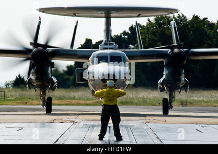 PATUXENT RIVER, Md. (Agosto 27, 2013) di aviazione di Boatswain Mate (manipolazione) 2a classe Christina Irwin, assegnato alla prova in aria e valutazione Squadron (Vx) 23, dirige un E-2D Hawkeye da pionieri della prova in aria e valutazione Squadron (Vx) 1 sulla linea di volo. (U.S. Foto di Marina di Massa lo specialista di comunicazione 2a classe Kenneth Abbate/RILASCIATO) 130827-N-OY799-286 Unisciti alla conversazione http://www.facebook.com/USNavy http://www.twitter.com/USNavy http://navylive.dodlive.mil Sailor dirige un E-2D Hawkeye sulla linea di volo. (9630432580) Foto Stock