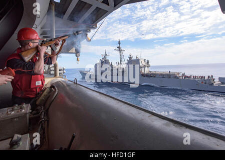 OCEANO ATLANTICO (4 aprile 2016) - Garrett Kio di Gunner's Mate 2° Classe lancia una linea di tiro all'incrociatore missilistico guidato USS San Jacinto (CG 56) da una spugnetta di rifornimento a bordo della portaerei USS Dwight D. Eisenhower (CVN 69), la nave ammiraglia del Gruppo Eisenhower Carrier Strike. IKE sta conducendo un esercizio di unità di formazione composita (COMPTUEX) con l'Eisenhower Carrier Strike Group in preparazione di un'implementazione futura. (STATI UNITI Navy Photo by Mass Communication Specialist 3rd Class Anderson W. Branch/released)160404-N-KK394-133 partecipa alla conversazione: http://www.navy.mil/viewGallery.as Foto Stock