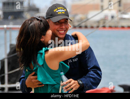 PEARL HARBOR (29 luglio 2013) del macchinista mate 1. Classe Stevahn Allen, assegnato al Los Angeles-classe attacco rapido sommergibile USS Santa Fe (SSN 763), abbracci la sua fidanzata a un pranzo prima di Santa Fe si diparte Base comune Harbor-Hickam perla per una distribuzione per il Pacifico occidentale Regione. (U.S Navy foto di comunicazione di massa specialista in seconda classe Steven Khor/RILASCIATO) 130729-N-DB801-050 Unisciti alla conversazione http://www.navy.mil/viewGallery.asp http://www.facebook.com/USNavy http://www.twitter.com/USNavy http://navylive.dodlive.mil http://pinterest.com https://plus.google.com marinaio abbracci girlfr Foto Stock