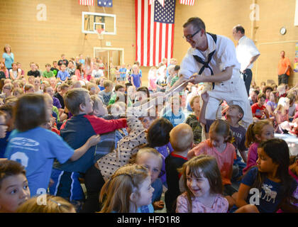 150908-N-XP344-025 abbondante, Utah (sett. 8, 2015) Il Marinaio Edouard Croce, assegnato alla USS Constitution, mostra una replica del xviii secolo cutlass per studenti di Hannah Holbrook Scuola Elementare durante una presentazione fatta da Old Ironsides membri di equipaggio durante il Salt Lake City Navy settimana. La Marina settimana di programma è progettato per aumentare la consapevolezza circa la marina in settori che tradizionalmente non hanno una presenza navale e comprendono comunità progetti di relazione, parlando impegni, e interviste con i media con bandiera ospita e area di marinai. (U.S. Foto di Marina di Massa Specialista comunicazione di seconda classe Kinn Victoria Foto Stock