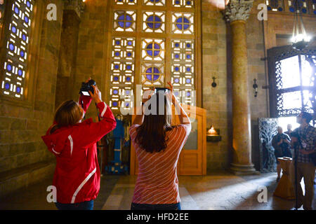 I marinai attaccato al trasporto anfibio dock nave USS Mesa Verde (LPD 19) scattare foto all interno della chiesa di tutte le nazioni, conosciuta anche come la Basilica dell Agonia, come parte di un tour di Gerusalemme ha sponsorizzato dalla morale, benessere e ricreazione durante una porta programmata visita in Israele. La Mesa Verde marinai e Marines assegnato alla ventiduesima Marine Expeditionary Unit sono dispiegate sostenere le operazioni di sicurezza marittima, fornendo la risposta alle crisi, la capacità di aumentare il teatro la cooperazione in materia di sicurezza e di un avanzamento presenza navale negli Stati Uniti La quinta e la sesta flotta aree di responsabilità. (U.S. Foto della marina da Ma Foto Stock