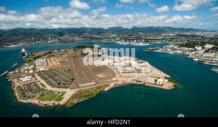 130806-N-UI636-996 PEARL HARBOR (Agosto 6, 2013) Una veduta aerea di Ford Island, parte del giunto di base Harbor-Hickam perla. (U.S. Foto di Marina di Massa Specialista comunicazione marinaio Johans Chavarro/RILASCIATO) vista aerea di Ford Island Pearl Harbor 2013 Foto Stock