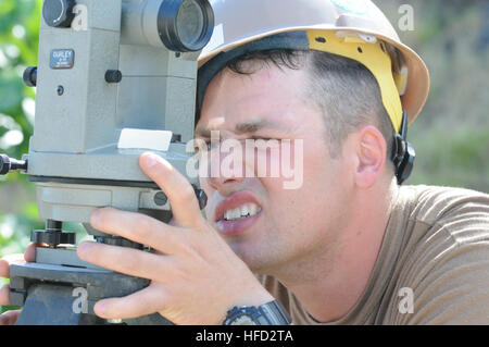 GUANTANAMO Bay a Cuba - Engineering Aide 3rd Class Roger Alexander guarda attraverso un geometra di transito per l'installazione di nuovi paracarri a Cable Beach, 12 genn. JTF Guantanamo fornisce un sicuro, umano, legale e trasparente di cura e custodia dei detenuti, compresi quelli condannati dalla commissione militare e quelli ordinati rilasciato da un tribunale. La JTF conduce la raccolta di intelligence, analisi e diffusione per la tutela dei detenuti e il personale che lavora in JTF Guantanamo strutture e a sostegno della guerra al terrore. JTF Guantanamo fornisce il supporto per l'Ufficio di commissioni militari, Foto Stock