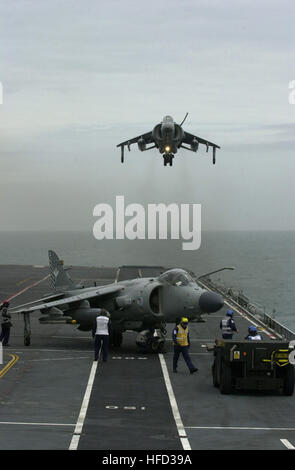 Un AV-8B Sea Harrier jet vola sopra il ponte di volo di HMS illustri come esso si posiziona per lo sbarco su Giugno 25, 2001. Il velivolo appartenente a 801 Naval Air Squadron, NAS, Yeovilton, è fornire il supporto aereo per Inghilterra è e le unità di misura statunitensi a terra durante la loro partecipazione nella Joint Maritime corso (JMC), l'equivalente dell'U.S. Marina con JTFEX USS Enterprise Carrier Battle Group. USS Enterprise (CVN 65) è attualmente su una durata di sei mesi la distribuzione per il Mediterraneo. (U.S. Navy foto dal fotografo di mate 1. Classe Martin Maddock) (rilasciato) Sea Harrier FA2 NAS 801 libra ov Foto Stock