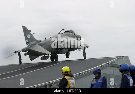 Un AV-8B Sea Harrier jet lancia dal ponte di volo di HMS illustre, Giugno 25, 2001. Il velivolo appartenente a 801 Naval Air Squadron, NAS, Yeovilton, è fornire il supporto aereo per Inghilterra è e le unità di misura statunitensi a terra durante la loro partecipazione nella Joint Maritime corso (JMC), l'equivalente dell'U.S. Marina JTFEX con la USS Enterprise Carrier Battle Group. USS Enterprise (CVN 65) è attualmente su una durata di sei mesi la distribuzione per il Mediterraneo. (U.S. Navy foto dal fotografo di mate 1. Classe Martin Maddock) (rilasciato) Sea Harrier FA2 801 NAS tenendo fuori dal dispositivo HMS illustre (R06) 20 Foto Stock