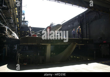 Un AV-8B Sea Harrier jet è abbassata nell'hangar di HMS illustri per la manutenzione e le riparazioni, 26 giugno 2001. Il velivolo appartenente a 801 Naval Air Squadron, NAS, Yeovilton, è fornire il supporto aereo a British e le unità di misura statunitensi a terra durante la loro partecipazione nella Joint Maritime corso (JMC), l'equivalente dell'U.S. Marina JTFEX con la USS Enterprise Carrier Battle Group. Enterprise (CVN 65) è attualmente su una durata di sei mesi la distribuzione per il Mediterraneo. (U.S. Navy foto dal fotografo di mate 1. Classe Martin Maddock)(rilasciato) Sea Harrier FA2 sul ponte della HMS illustre Foto Stock