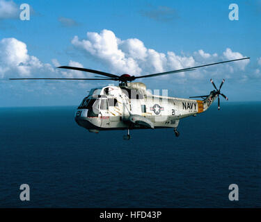 Un aria-aria vista anteriore sinistra di una SH-3G Sea King elicottero dalla flotta squadrone composito 8 (VC-8) vicino Naval Air Station Roosevelt strade, Puerto Rico. Il trasporto di un missile Pacifico centro Test (PMTC) Sistema di bloccaggio. SH-3G Sea King VC-8 in volo 1983 Foto Stock