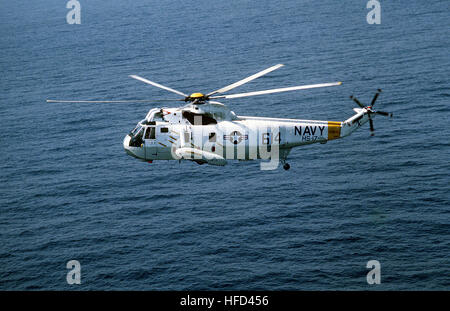 Una vista laterale sinistra di una SH-3H Sea King elicottero elicottero anti-sommergibile Squadron 17 (HS-17) in volo. SH-3H Mare re di HS-17 in volo sopra il Med in aprile 1986 Foto Stock