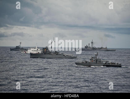 120708-N-HI414-081 CELEBES MARE (Luglio 8, 2012) Il filippino navy Coastal Patrol craft BRP Salvador Abcede (PG 114), la corvette BRP Miguel Malvar (Sal 19), Philippine coast guard motovedetta PCG Pampanga (SARV 003), BRP IloIlo (PS 32) STATI UNITI Navy guidato-missile fregata USS Vandegrift (FFG 48) e gli Stati Uniti Guardacoste USCGC Waesche WMSL (751) sono in corso int eh Celebes mare durante la conclusione dell'a-mare fase di cooperazione a galla la prontezza e la formazione (Carati) Filippine 2012. Carato è una serie di accordi bilaterali di esercitazioni militari tra Stati Uniti La marina e le forze armate di B Foto Stock