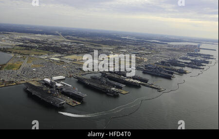 NORFOLK (dec. n. 20, 2012) La portaerei USS Dwight D. Eisenhower (CVN 69), USS George H.W. Bussola (CVN 77), USS Enterprise (CVN 65), USS Harry Truman (CVN 75) e USS Abraham Lincoln (CVN 72) sono in porto alla stazione navale di Norfolk, Virginia, il worldÕs più grande stazione navale. (U.S. Foto di Marina di Massa lo specialista di comunicazione 2a classe Ernest R. Scott/RILASCIATO) 121220-N-ZN152-189 Unisciti alla conversazione http://www.facebook.com/USNavy http://www.twitter.com/USNavy http://navylive.dodlive.mil sei navi anfibio e cinque ripiani ormeggiata in Norfolk. (8294521618) Foto Stock
