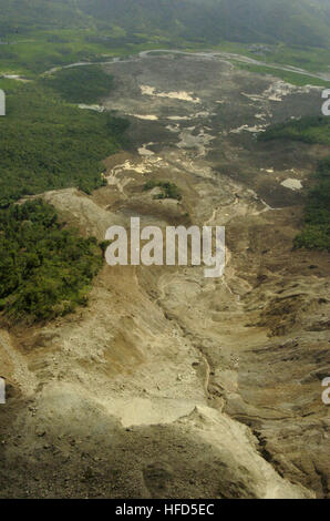 060219-N-5067K-113 Saint Bernard, Repubblica delle Filippine (feb. 19, 2006) - vista aerea del Feb. 17 frana tiro da CH-46E Sea Knight assegnati alle Tigri volanti di Marine mezzo squadrone di elicottero 262 (HMM-262), durante un'antenna valutazione della zona. HMM-262 è imbarcata a bordo di un assalto anfibio nave USS Essex (LHD 2). Essex lungo con il dock landing ship USS harpers Ferry (LSD 49) sono sulla stazione la costa filippina il rendering di soccorso e di assistenza alle vittime della frana. Entrambi sono parte della distribuito anfibio gruppo pronto, il solo NavyÕs forwar Foto Stock