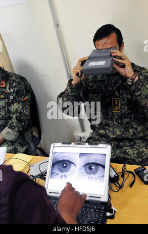 1006-N-6031Q-001 Kabul, Afghanistan -- Il Mag. Gen. Abdul Sabour, Direttore dell'Intelligence nazionale afgana Air Force partecipa a dati biometrici raccolta della sua storia personale, iris scan, pollice stampa e analisi delle urine sotto un nuovo programma di responsabilità nell'Afghan Air Force. (US Navy foto di comunicazione di massa specialista in seconda classe David Quillen/ RILASCIATO). Afghani raccolta biometrico (4735833020) Foto Stock