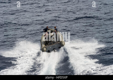 La squadra di piccole imbarcazioni conduce operazioni a bordo del Military Sealift Command Joint High Speed Vessel USNS Spearhead (JHSV 1) come parte della Southern Partnership Station 2014, dimostrando manovre, navigazione e tecniche di imbarco. Foto Stock