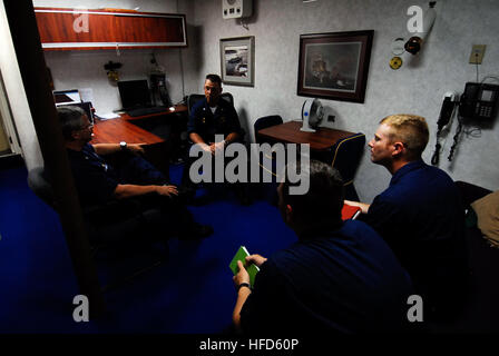 090728-N-PD757- 0076 - .MAR DEI CARAIBI (28 luglio 2009) - Cmdr. Dale W. Maxy (centro), comandante della guidato-missile fregata USS Kauffman (FFG 59) parla con la Cmdr. Harry Schmidt (sinistra), comandante del guardacoste USCGC diligenza (WMEC 616) e il tenente Colin Macinnes e il tenente Michael Carroll anche dalla diligenza a bordo di Kauffman. Entrambe le navi saranno parte del Golfo del Messico Esercizio (GOMEX) un messicano-hosted esercitazione navale. Kauffman è su a quattro mesi di distribuzione per l'America Latina e i Caraibi come parte dei Mari del Sud 2009 a sostegno di noi Partenariato SOUTHCOM delle Americhe. Foto Stock