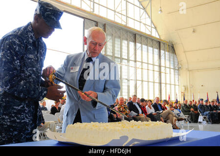 Pensionati della Cmdr. Donald J. Hayes, ex comandante di elicottero Anti-Submarine Squadron 10 dal giugno 1966 attraverso l'Agosto 1967 e Airman Jason Henry, equipaggi equipmentman sopravvivenza, il più giovane marinaio a HS-10, tagliare la torta durante il cinquantesimo anniversario della creazione del squadrone. HS-10 è una shore-Unità base di elicottero Anti-Submarine ala, U.S. Flotta del Pacifico ed è stato commissionato a giugno 30, 1960 a Imperial Beach, California La squadra è stata fondata a Naval Air Station North Island, San Diego dal dicembre 23, 1976. Squadron anniversario 294639 Foto Stock